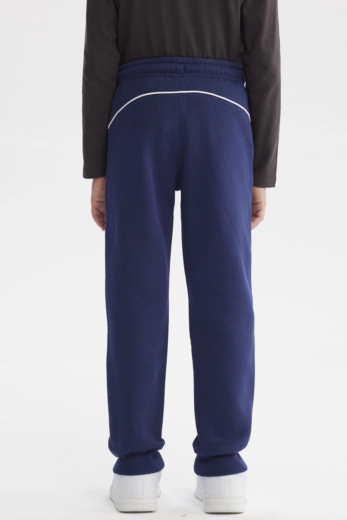 Pantalón buzo niño azul oscuro con líneas blancas laterales y texto Los Angeles en la cadera sin estampa visible