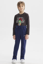 Pantalón buzo niño azul oscuro con líneas blancas laterales y texto Los Angeles en la cadera sin estampa visible