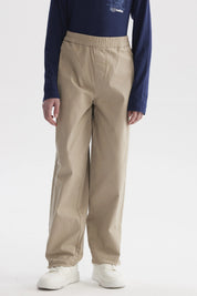 Pantalón baggy beige para niño con cintura elástica diseño liso cómodo y versátil ideal para el día a día
