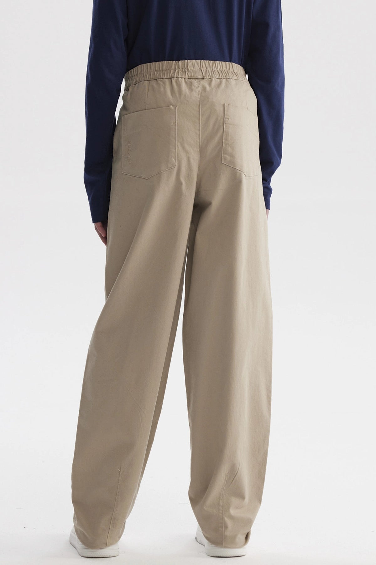 Pantalón baggy beige para niño con cintura elástica diseño liso cómodo y versátil ideal para el día a día