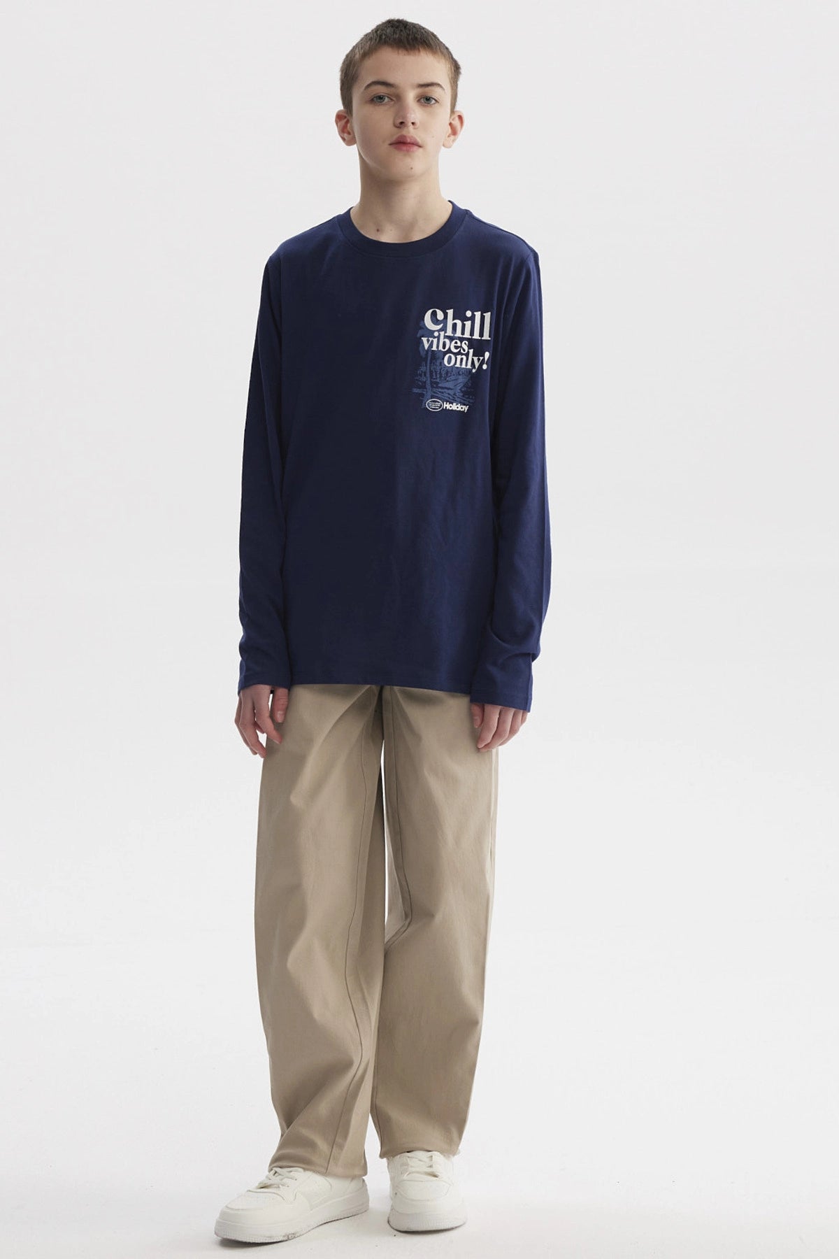 Pantalón baggy beige para niño con cintura elástica diseño liso cómodo y versátil ideal para el día a día