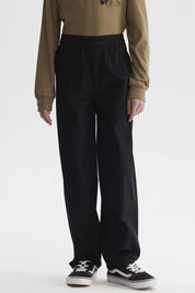 Pantalón baggy negro para niño con cintura elástica prenda lisa ideal para un look casual y cómodo