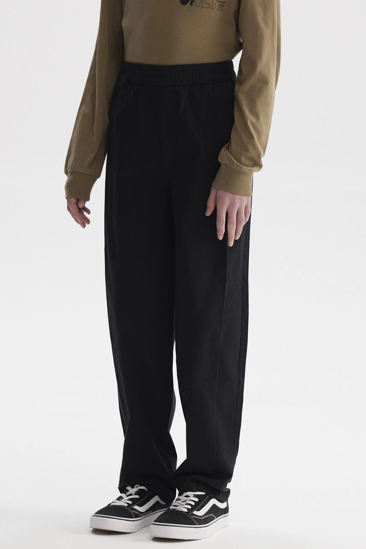 Pantalón baggy negro para niño con cintura elástica prenda lisa ideal para un look casual y cómodo