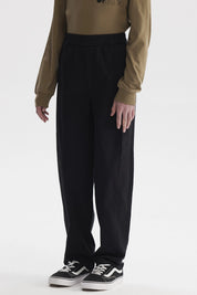 Pantalón baggy negro para niño con cintura elástica prenda lisa ideal para un look casual y cómodo