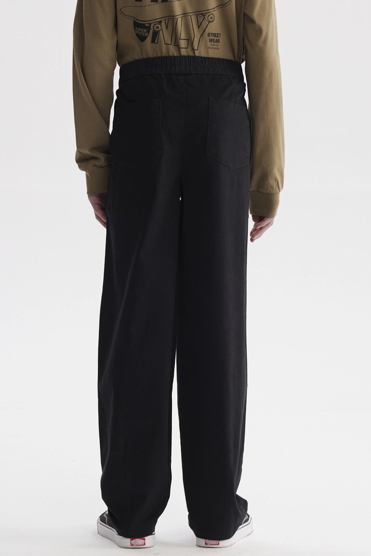 Pantalón baggy negro para niño con diseño liso y ajuste elástico ideal para comodidad diaria