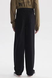 Pantalón baggy negro para niño con cintura elástica prenda lisa ideal para un look casual y cómodo