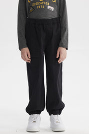 Pantalón pitillo negro para niño con diseño liso ajuste cómodo y práctico ideal para un look casual diario