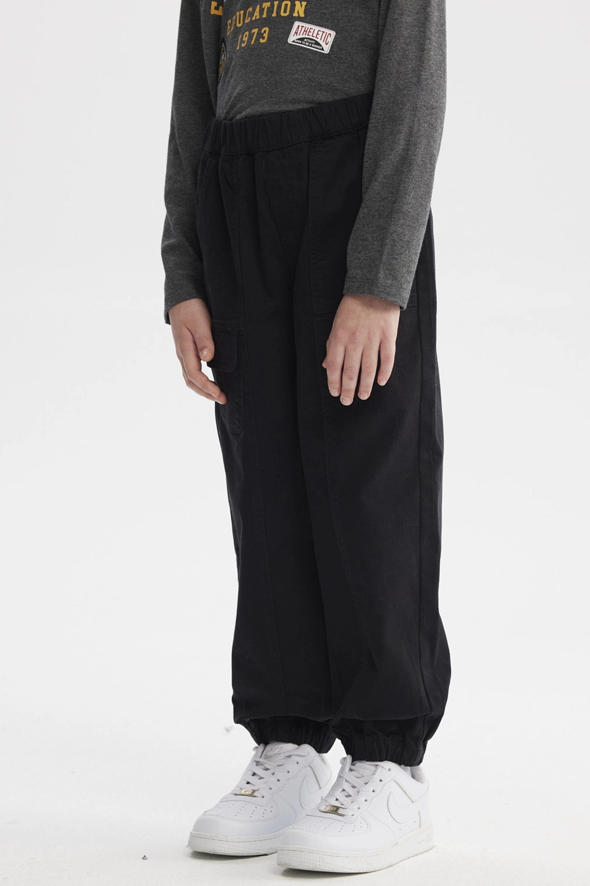Pantalón pitillo negro para niño con diseño liso ajuste cómodo y práctico ideal para un look casual diario