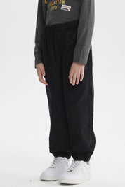 Pantalón pitillo negro para niño con diseño liso ajuste cómodo y práctico ideal para un look casual diario