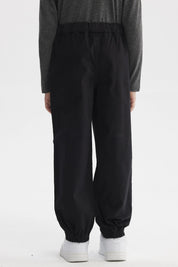 Pantalón pitillo negro para niño con diseño liso ajuste cómodo y práctico ideal para un look casual diario
