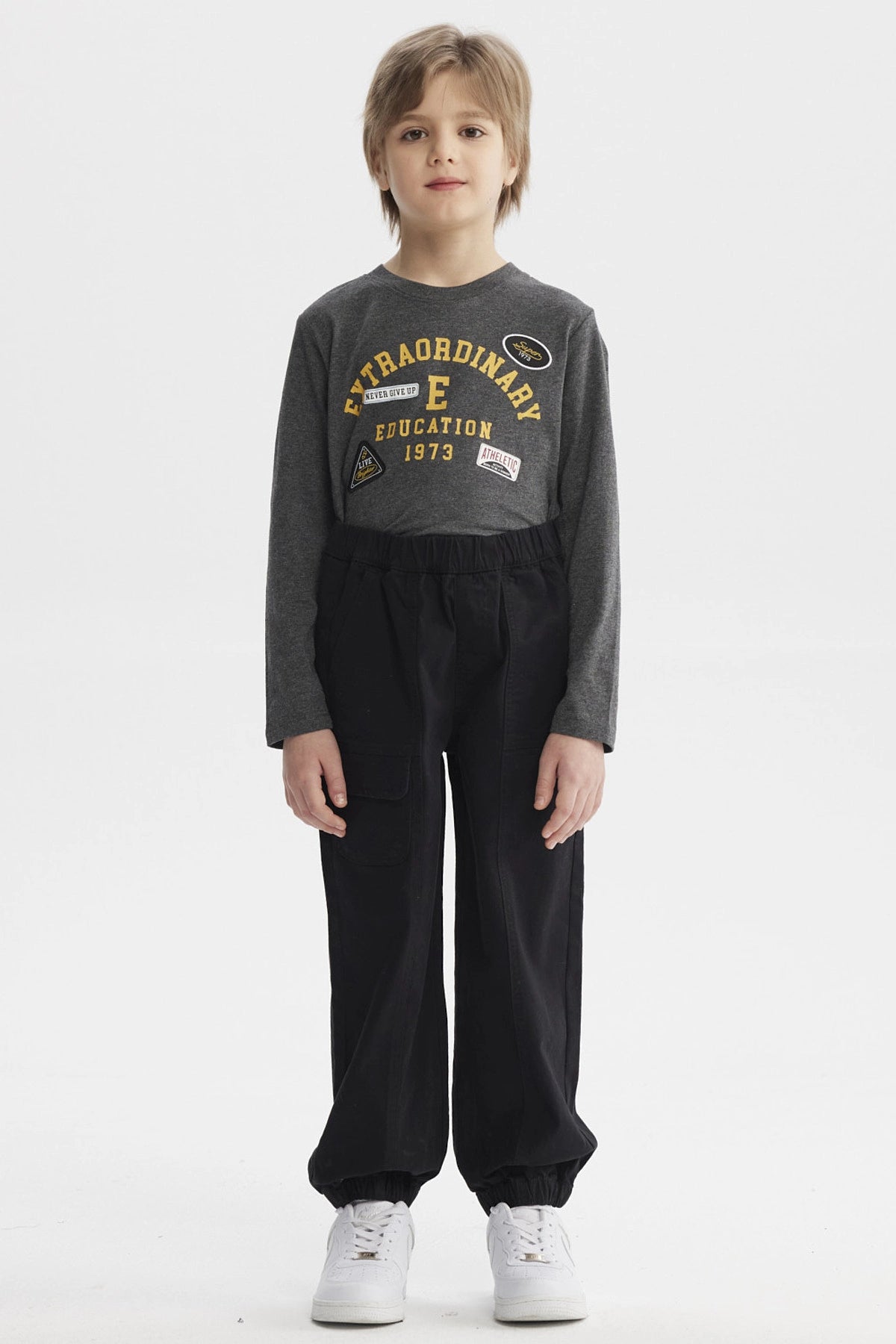 Pantalón pitillo negro para niño con diseño liso ajuste cómodo y práctico ideal para un look casual diario