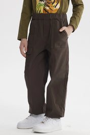 Pantalón niño pitillo café con bolsillos cargo visibles sin estampa lisa ideal para el día a día