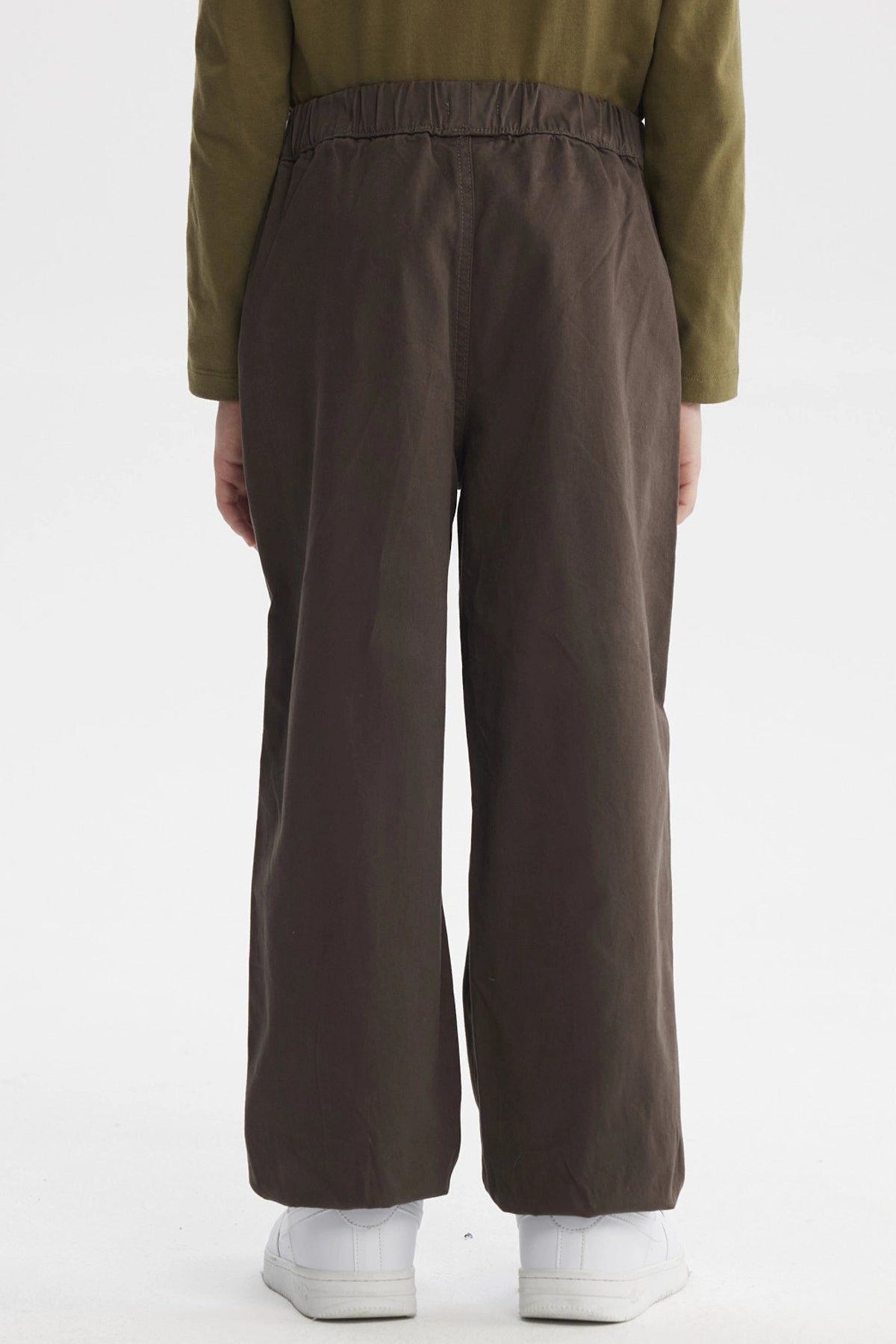 Pantalón niño pitillo café con bolsillos cargo visibles sin estampa lisa ideal para el día a día