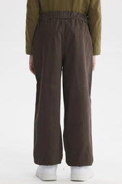 Pantalón niño pitillo café con bolsillos cargo visibles sin estampa lisa ideal para el día a día