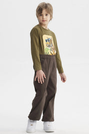 Pantalón niño pitillo café con bolsillos cargo visibles sin estampa lisa ideal para el día a día