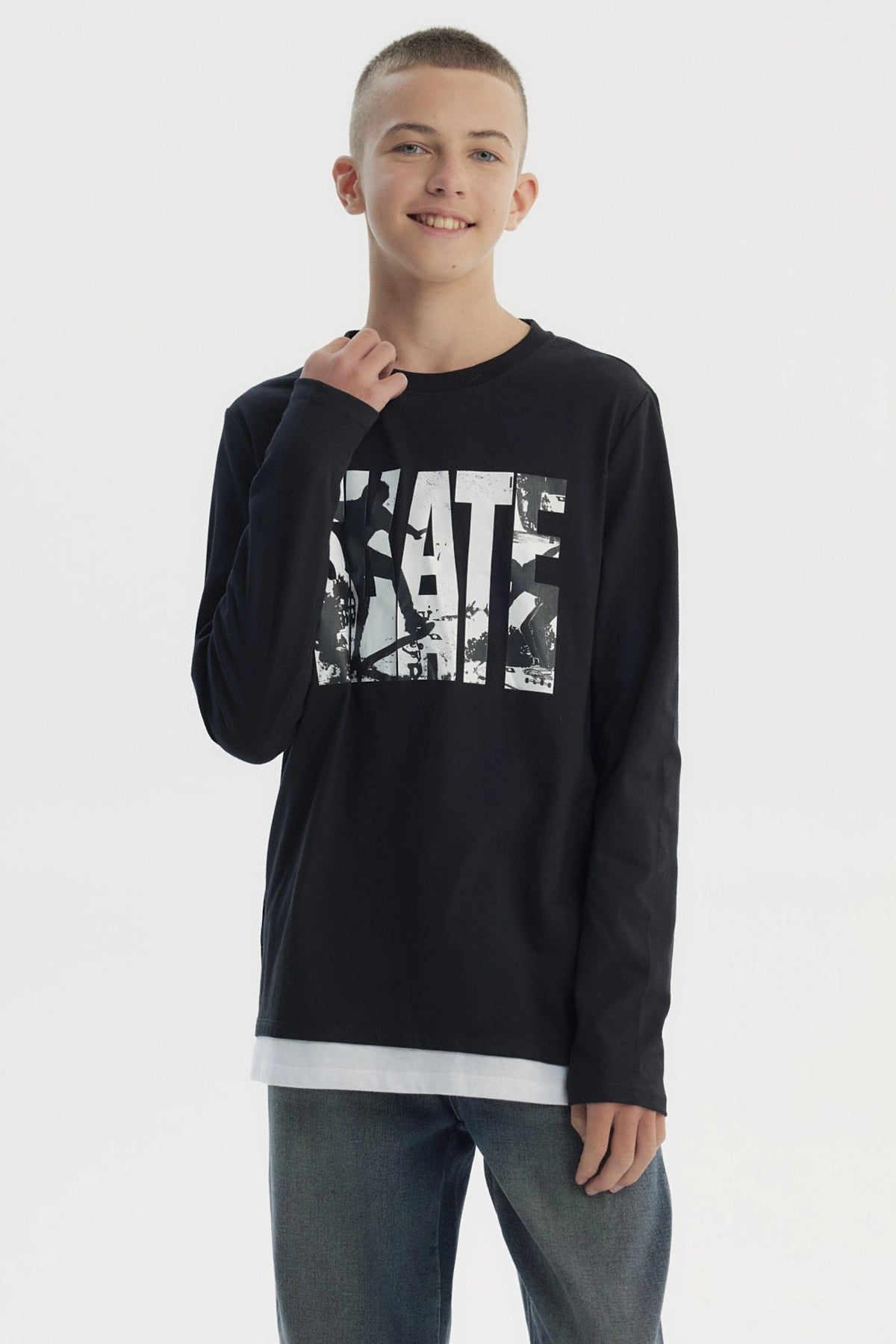 Polera negra de niño slim con estampa grande SKATE en el pecho estilo urbano casual