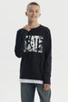 Polera negra de niño slim con estampa grande SKATE en el pecho estilo urbano casual