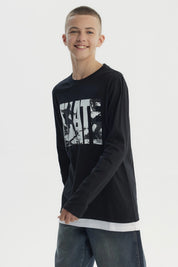 Polera negra de niño slim con estampa grande SKATE en el pecho estilo urbano casual