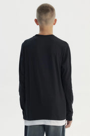 Polera negra de niño slim con estampa grande SKATE en el pecho estilo urbano casual