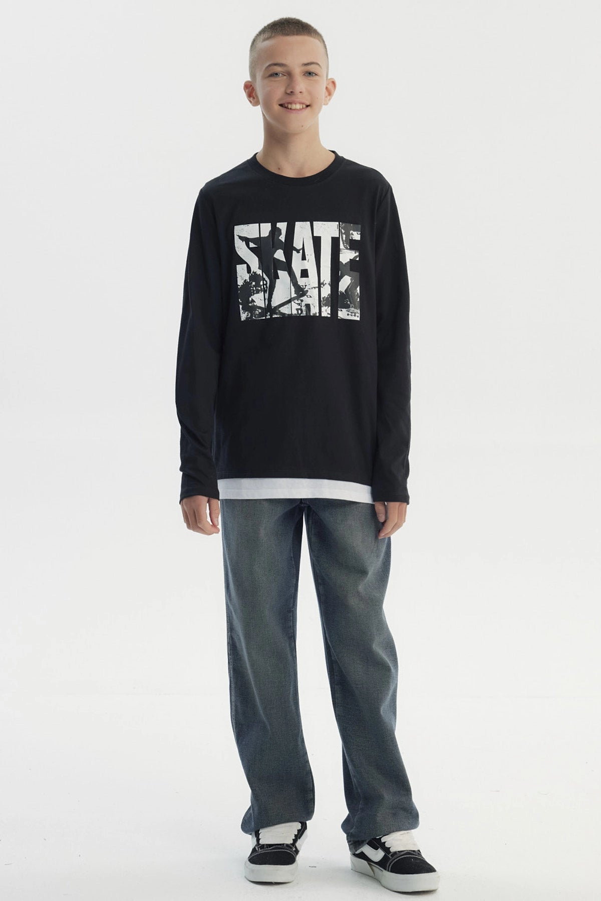 Polera negra de niño slim con estampa grande SKATE en el pecho estilo urbano casual