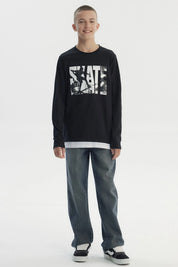 Polera negra de niño slim con estampa grande SKATE en el pecho estilo urbano casual
