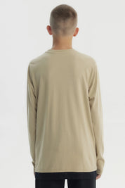 Polera slim kaki para niño con diseño frontal de texto Strong y paisaje montañoso estilo gráfico centrado