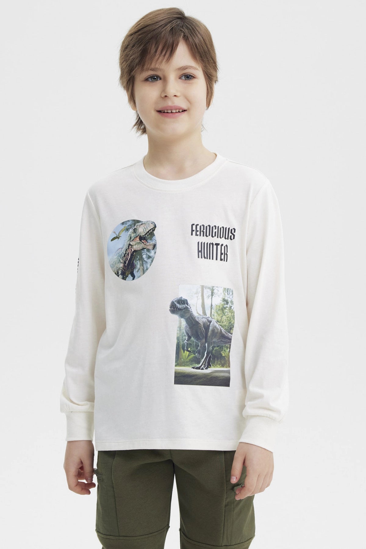 Polera niño crudo con estampado de dinosaurios y texto Ferocious Hunter en el pecho