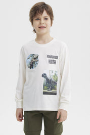 Polera niño crudo con estampado de dinosaurios y texto Ferocious Hunter en el pecho