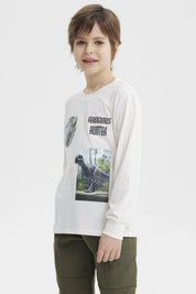 Polera niño crudo con estampado de dinosaurios y texto Ferocious Hunter en el pecho