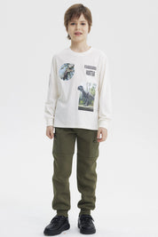Polera niño crudo con estampado de dinosaurios y texto Ferocious Hunter en el pecho