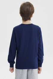 Polera azul oscuro para niño con estampa de triceratops en el bosque y texto Triceratops Explore the Nature en el frente