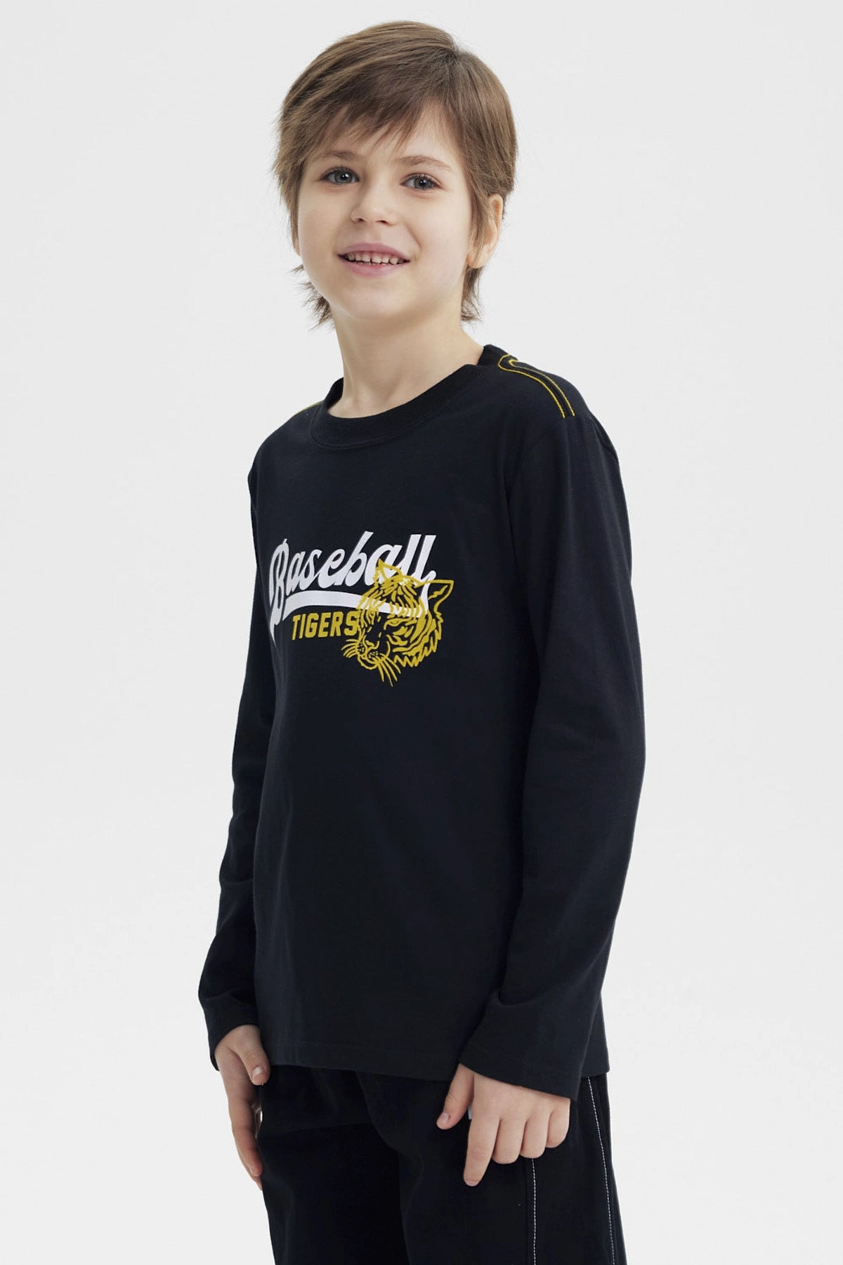 Polera niño slim negro con estampado de tigre y texto Baseball Tigers en el pecho estilo deportivo casual