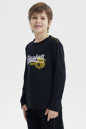 Polera niño slim negro con estampado de tigre y texto Baseball Tigers en el pecho estilo deportivo casual