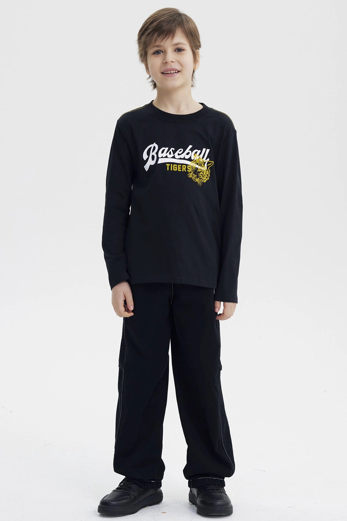 Polera niño slim negro con estampado de tigre y texto Baseball Tigers en el pecho estilo deportivo casual