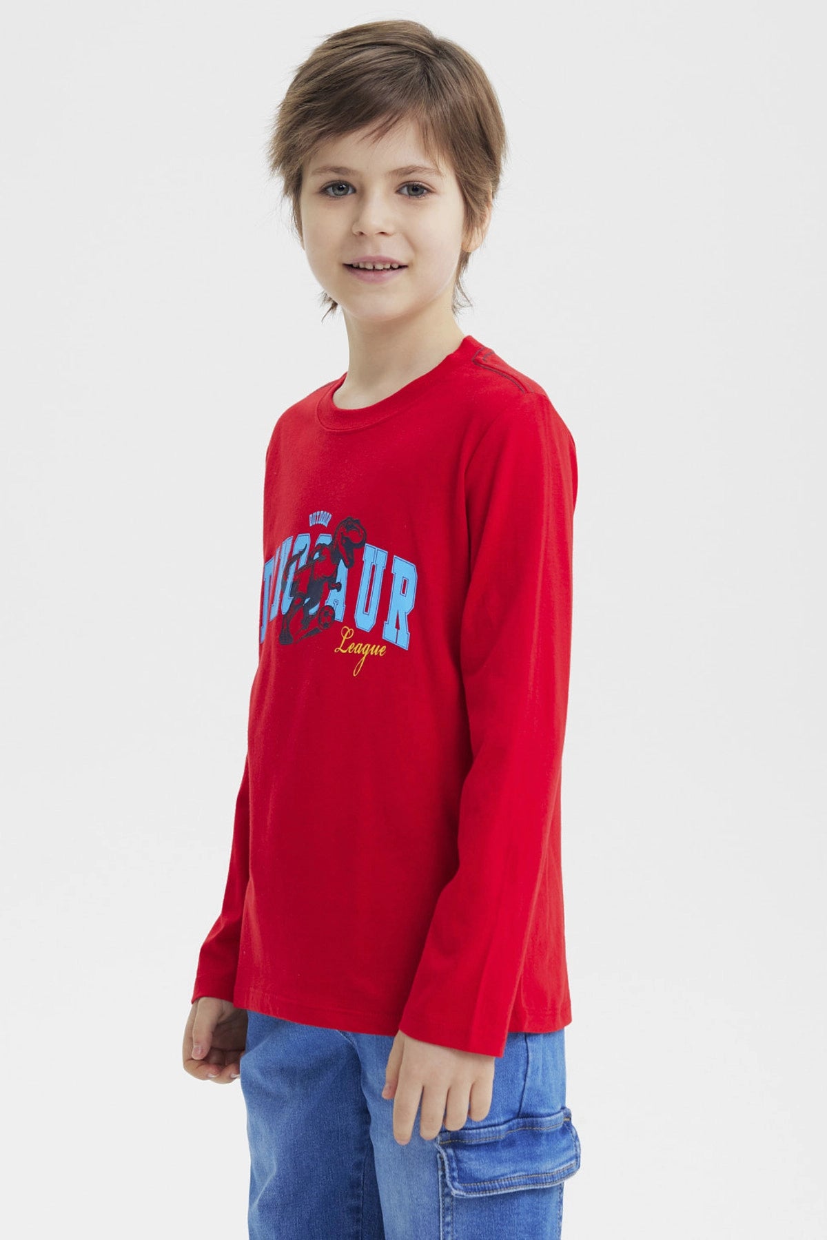 Polera niño roja con dinosaurio y texto Dinosaur League en el pecho estilo gráfico divertido y colorido