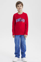 Polera niño roja con dinosaurio y texto Dinosaur League en el pecho estilo gráfico divertido y colorido