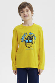 Polera niño slim amarilla con estampa de gorila con gafas y texto Always Active Hey al frente en estilo gráfico divertido