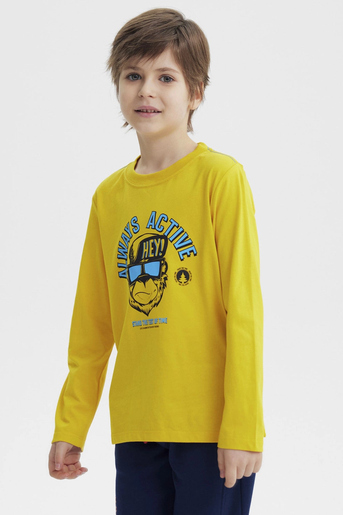 Polera niño slim amarilla con estampa de gorila con gafas y texto Always Active Hey al frente en estilo gráfico divertido