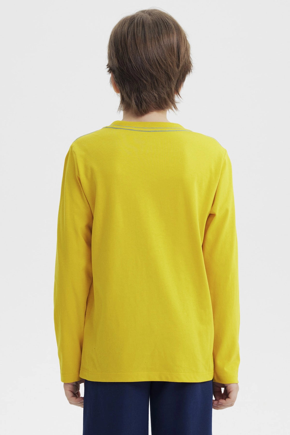 Polera niño slim amarilla con estampa de gorila con gafas y texto Always Active Hey al frente en estilo gráfico divertido