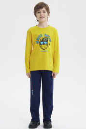 Polera niño slim amarilla con estampa de gorila con gafas y texto Always Active Hey al frente en estilo gráfico divertido