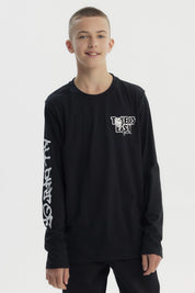 Polera negra de niño con diseño "Take it Easy" en el pecho y texto en la manga izquierda estilo urbano