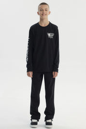 Polera negra de niño con diseño "Take it Easy" en el pecho y texto en la manga izquierda estilo urbano