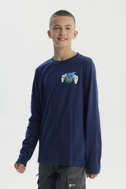 Polera niño azul oscuro con diseño de mandos y texto Game Over en el pecho y manga izquierda estampada con Gaming