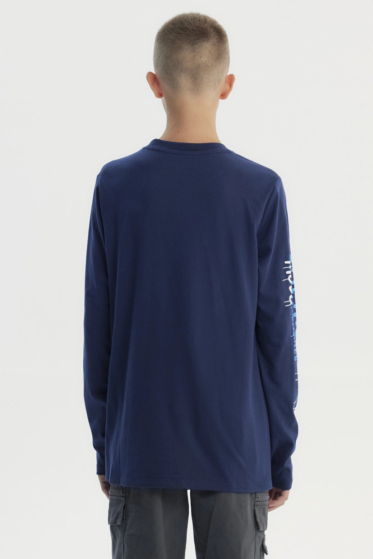 Polera niño azul oscuro con diseño de mandos y texto Game Over en el pecho y manga izquierda estampada con Gaming