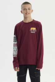 Polera niño slim burdeo con diseño gráfico en el pecho estilo urbano y estampado en la manga lisa sin más detalles