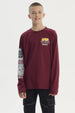 Polera niño slim burdeo con diseño gráfico en el pecho estilo urbano y estampado en la manga lisa sin más detalles