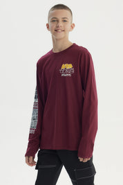 Polera niño slim burdeo con diseño gráfico en el pecho estilo urbano y estampado en la manga lisa sin más detalles