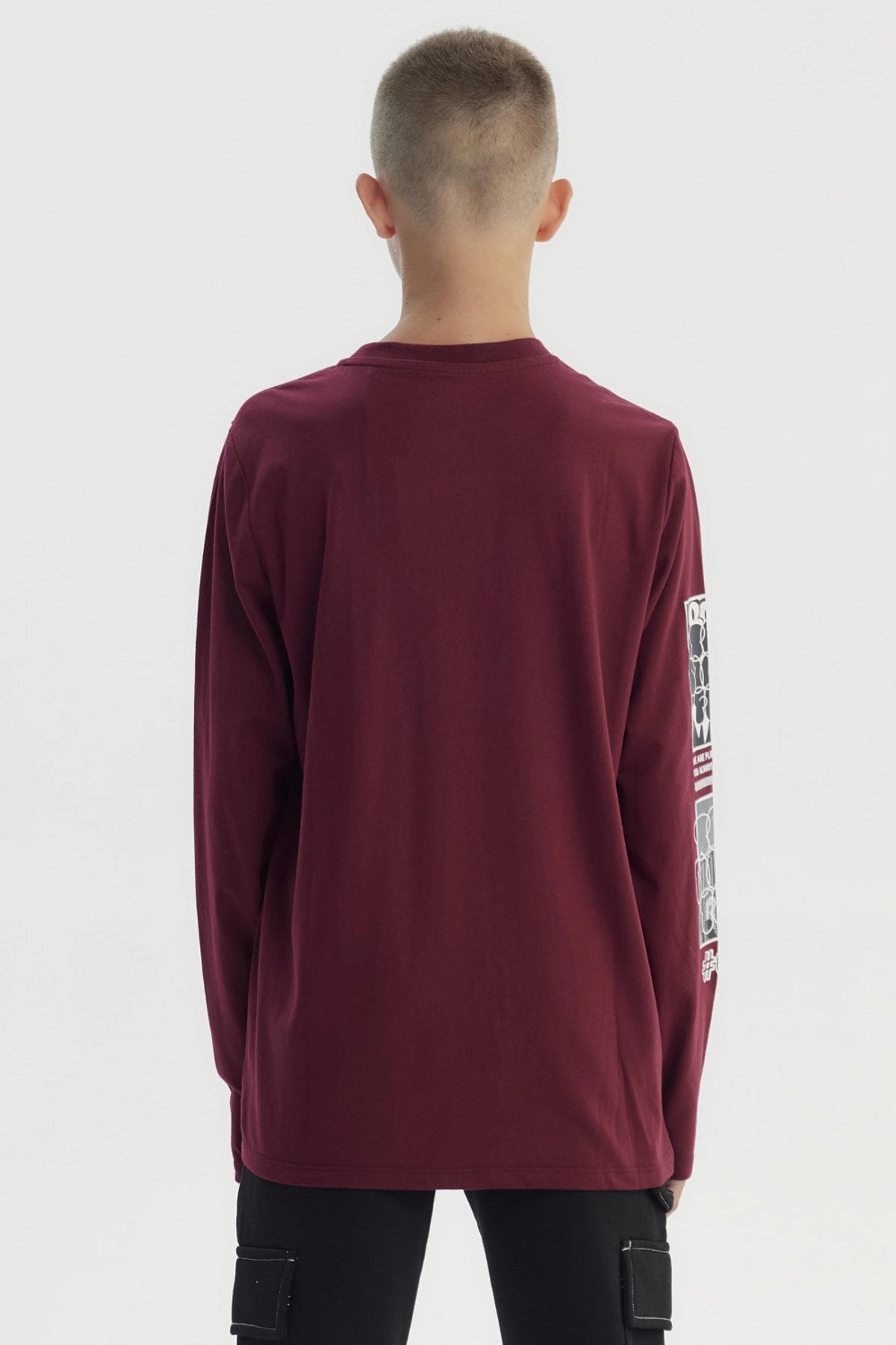 Polera niño slim burdeo con diseño gráfico en el pecho estilo urbano y estampado en la manga lisa sin más detalles