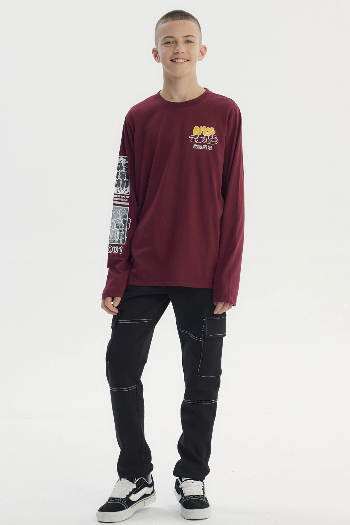 Polera niño slim burdeo con diseño gráfico en el pecho estilo urbano y estampado en la manga lisa sin más detalles