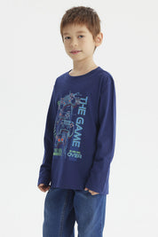 Polera de niño azul oscuro con estampado central de controles de videojuegos y texto The Game en estilo moderno